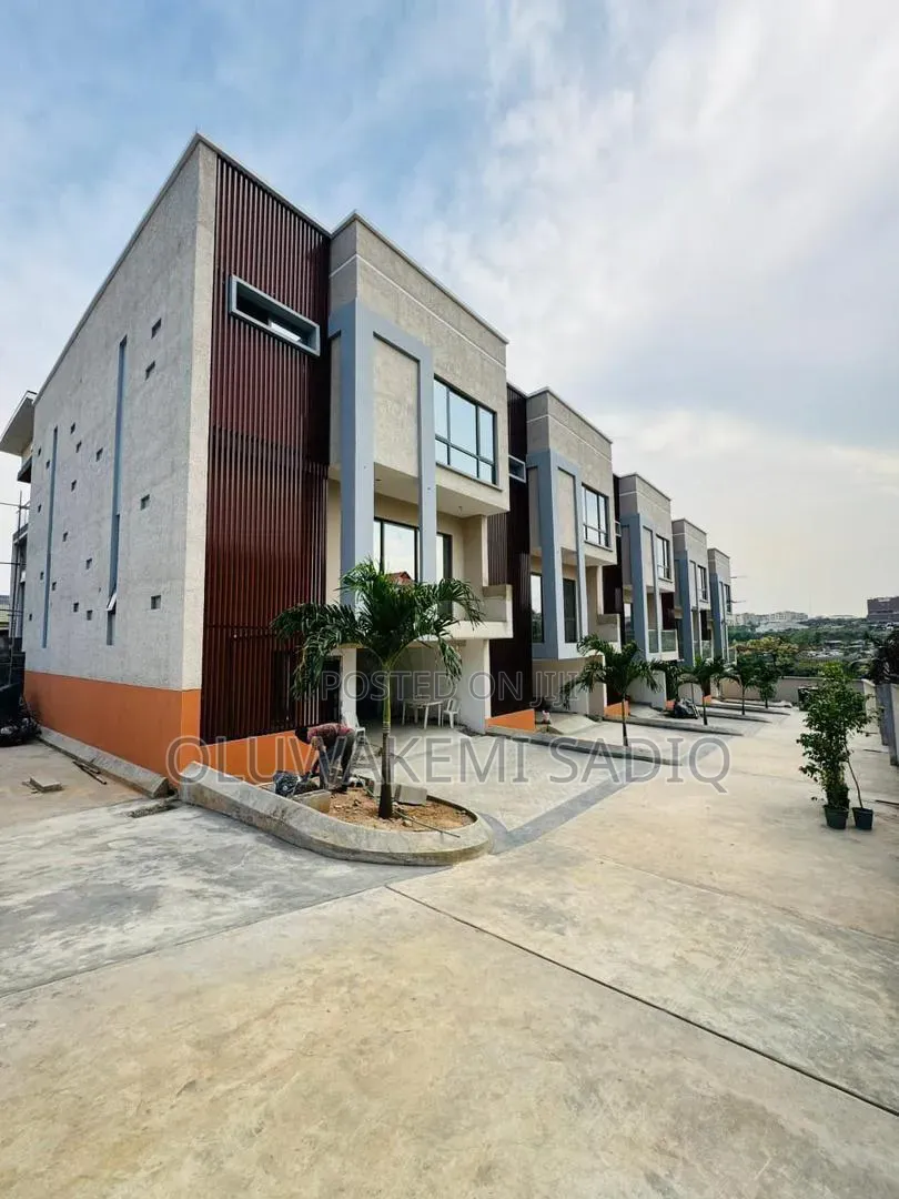 4bdrm Duplex in Omole Phase1 for sale in Omole Phase 1