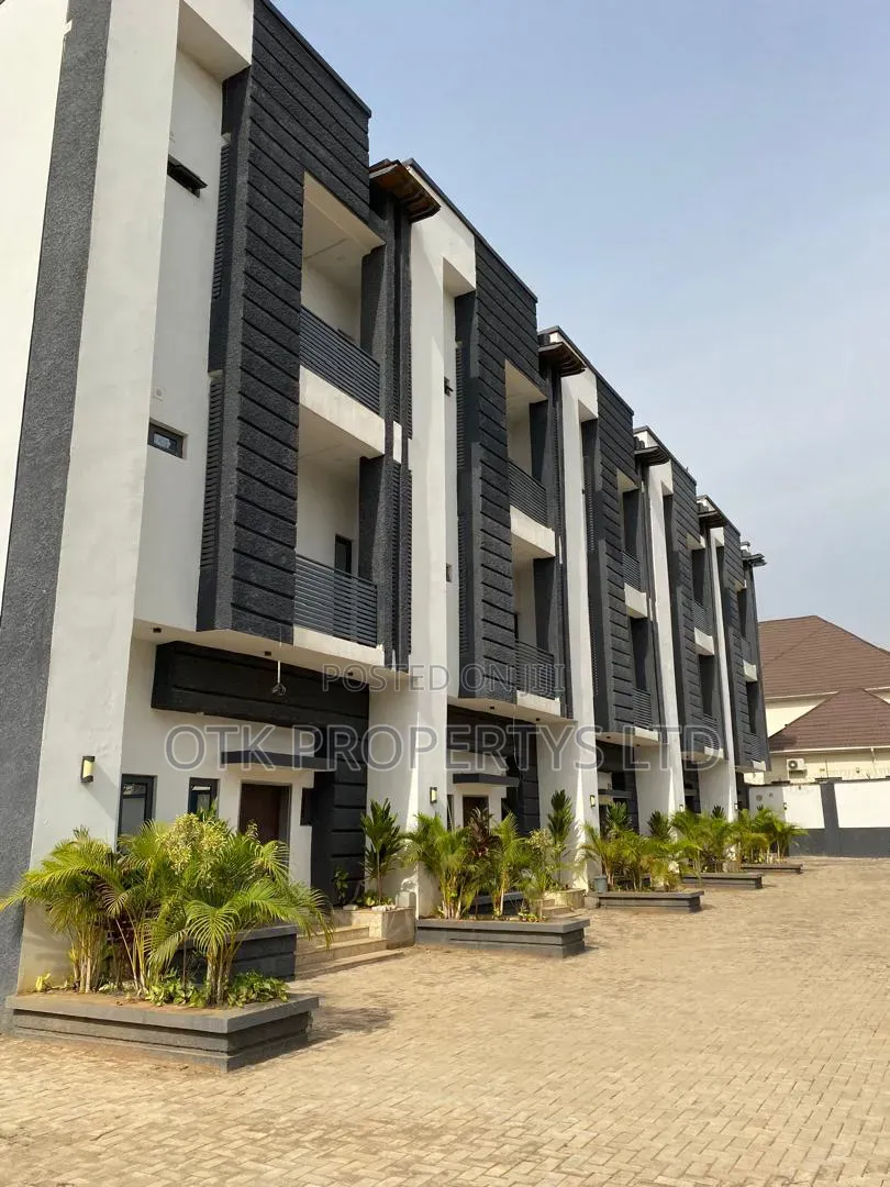 5bdrm Duplex in Life Camp for sale in Life Camp