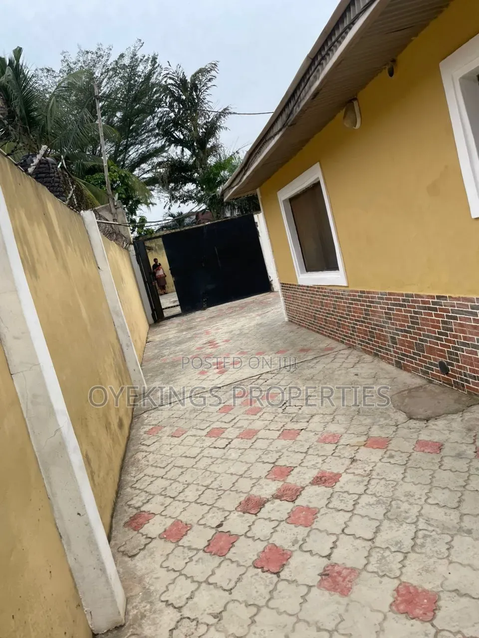 3bdrm Block of Flats in Sunshine Sch, Akala Express for sale in Akala Express