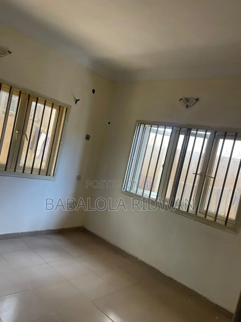 3bdrm Block of Flats in Ateere Kasumu Road, Akala Express for rent in Akala Express