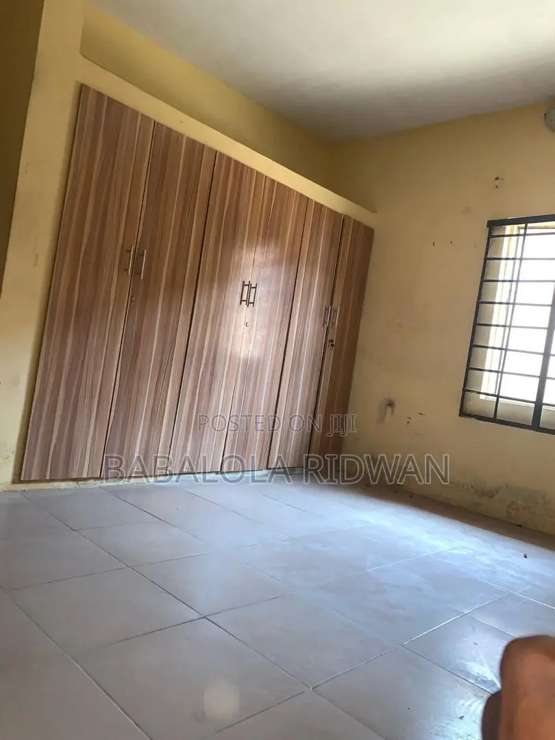 3bdrm Block of Flats in Ateere Kasumu Road, Akala Express for rent in Akala Express