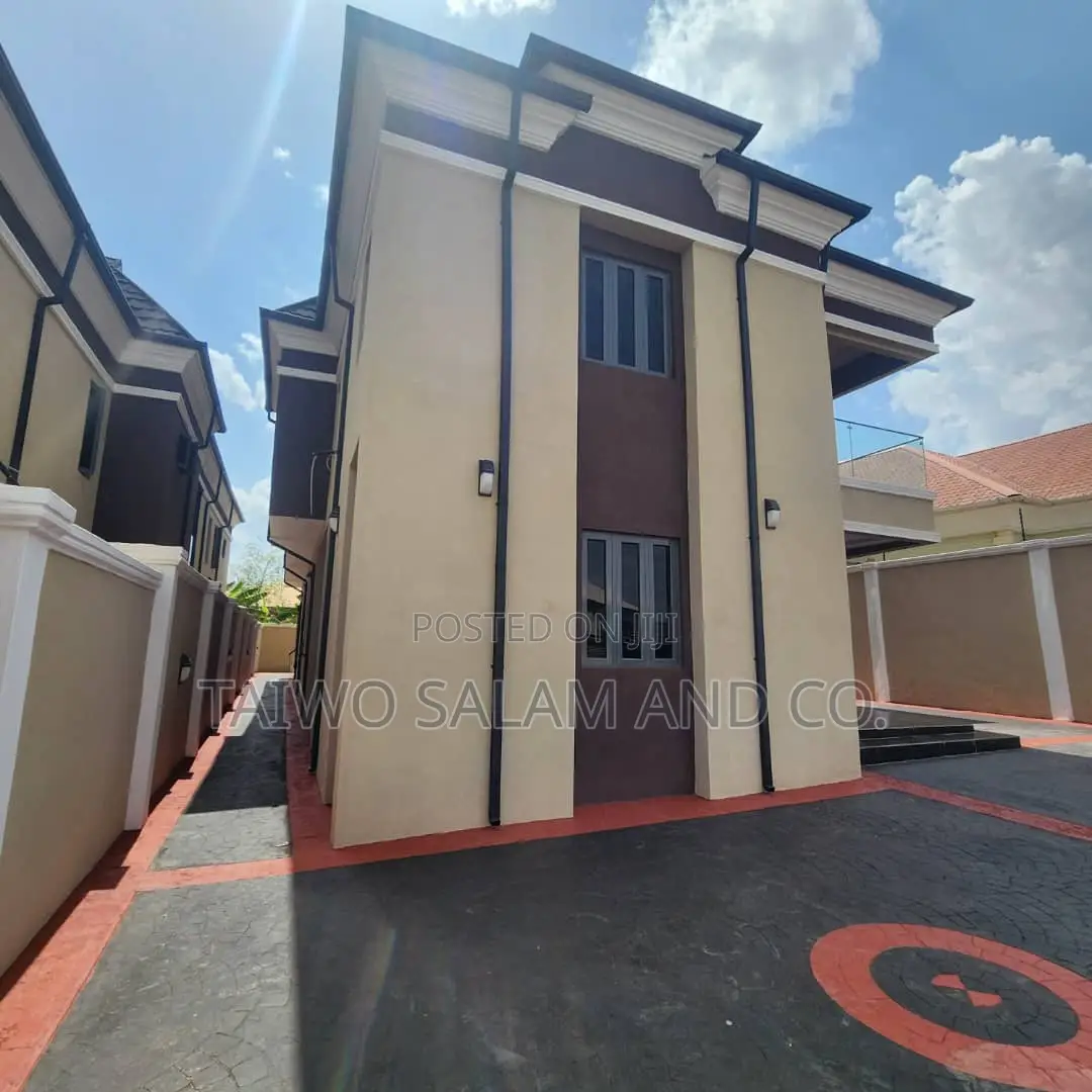 5bdrm Duplex in Oluyole Estate for sale in Oluyole Estate
