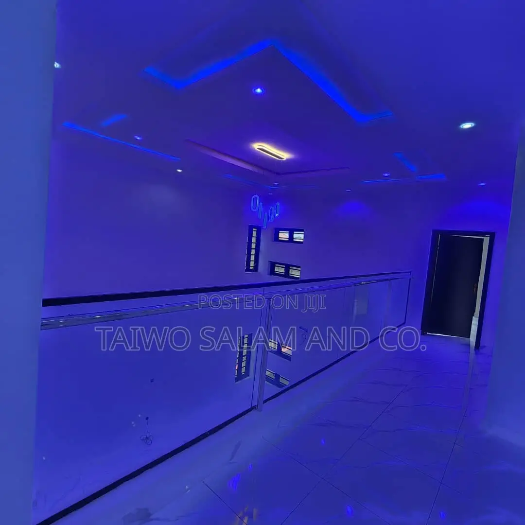 5bdrm Duplex in Oluyole Estate for sale in Oluyole Estate
