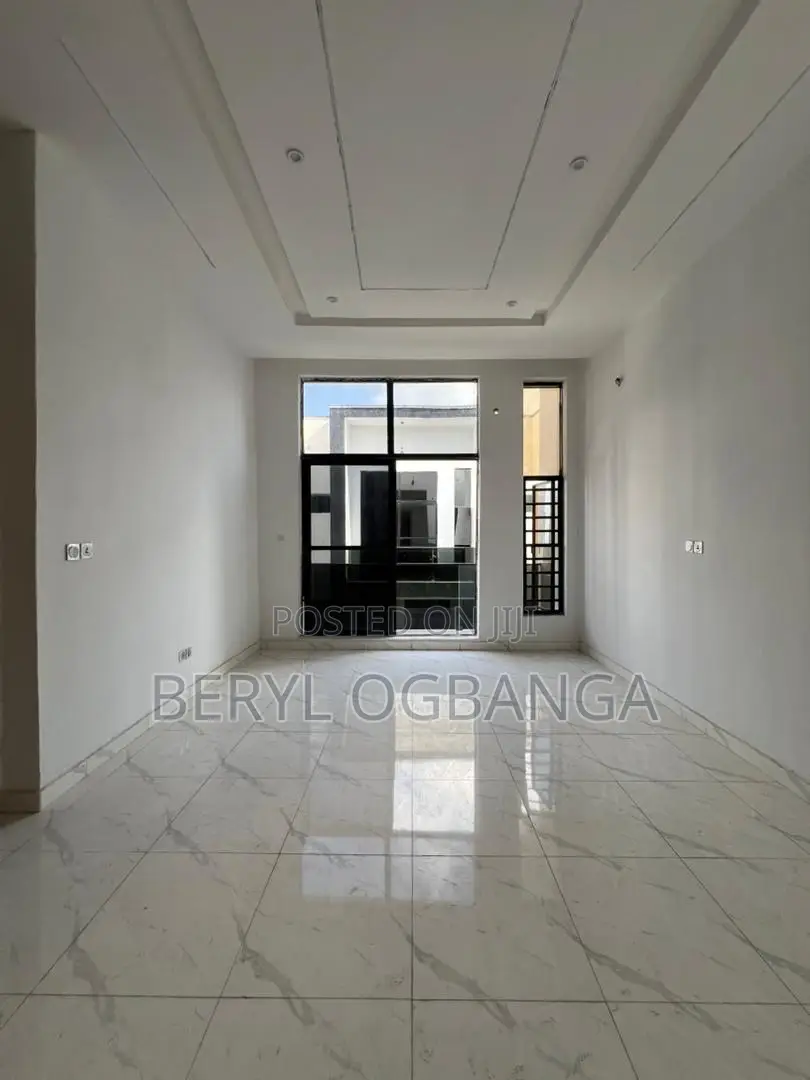 4bdrm Duplex in Ikota for rent in Ikota