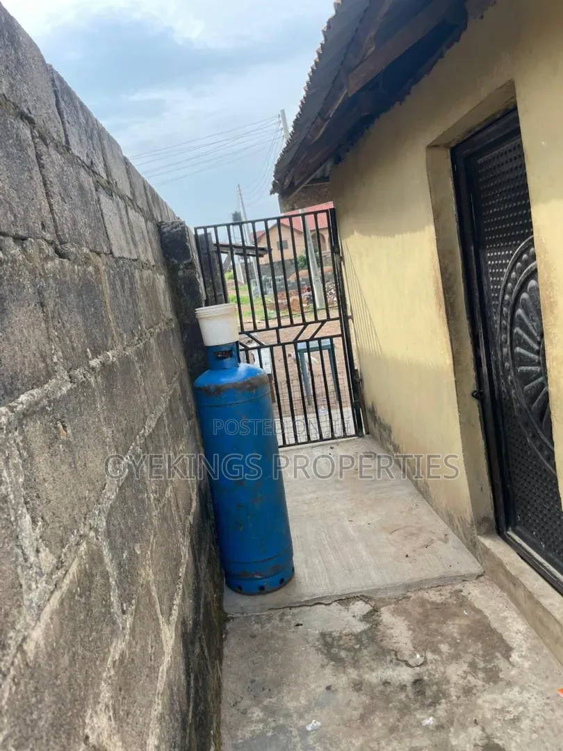 3bdrm Bungalow in Oluode, Akala Express for sale in Akala Express