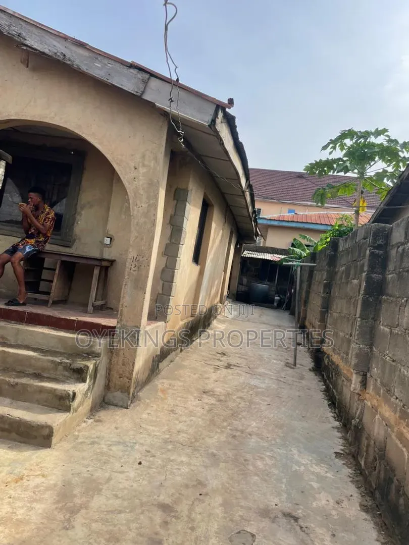 3bdrm Bungalow in Oluode, Akala Express for sale in Akala Express