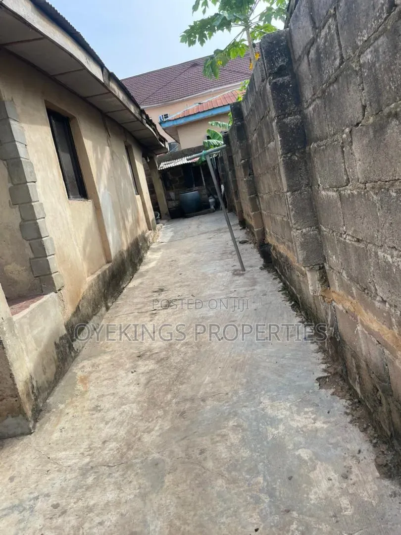 3bdrm Bungalow in Oluode, Akala Express for sale in Akala Express
