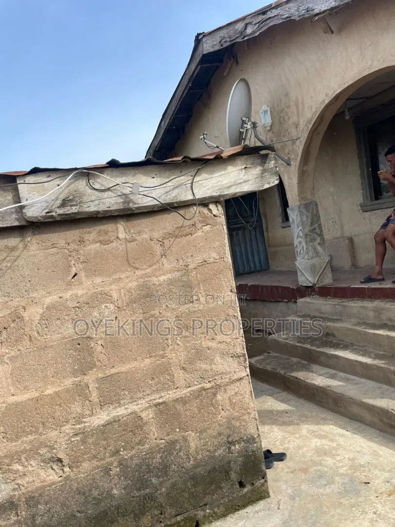3bdrm Bungalow in Oluode, Akala Express for sale in Akala Express