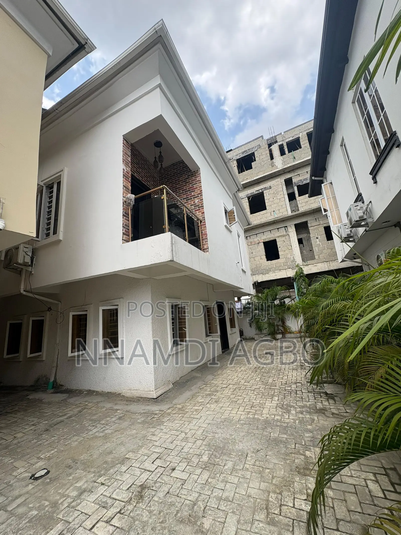 Mini Flat in Chevron for rent in Chevron