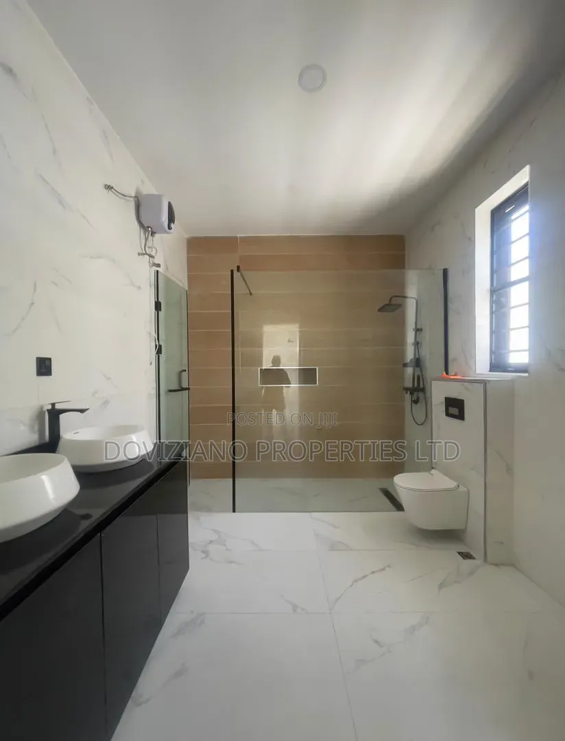5bdrm Duplex in Chevron for sale in Chevron