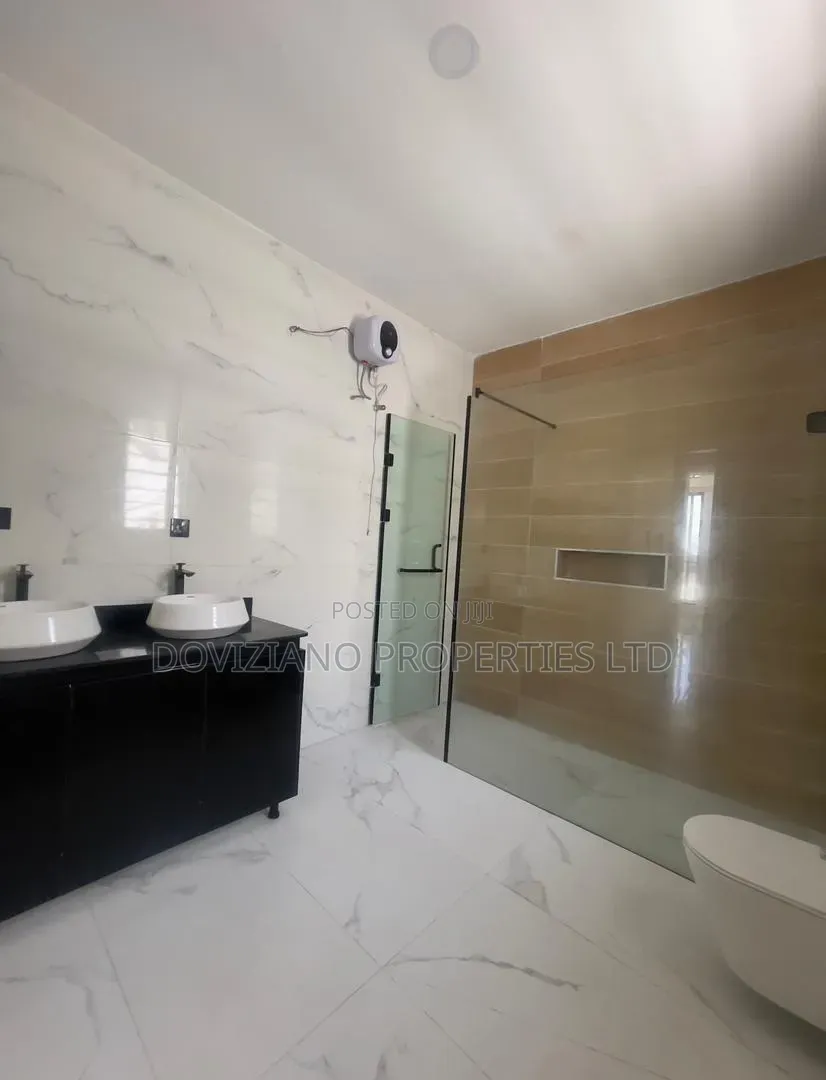 5bdrm Duplex in Chevron for sale in Chevron