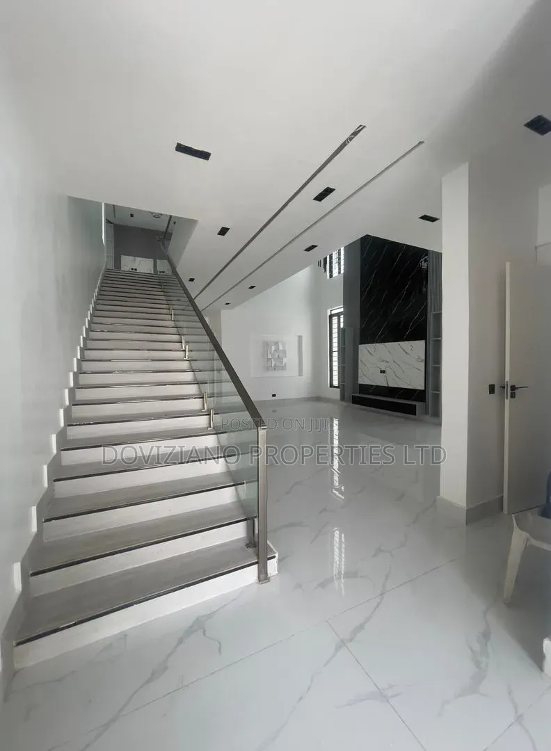 5bdrm Duplex in Chevron for sale in Chevron