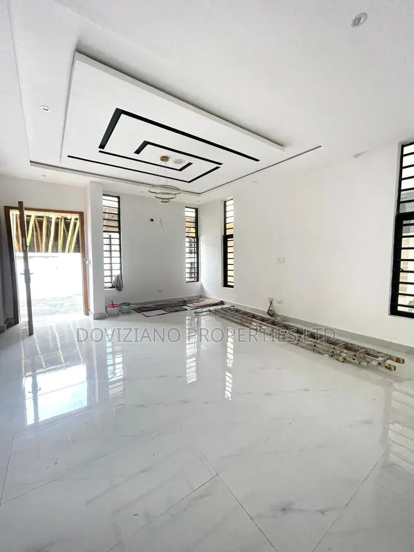 5bdrm Duplex in Chevron for sale in Chevron