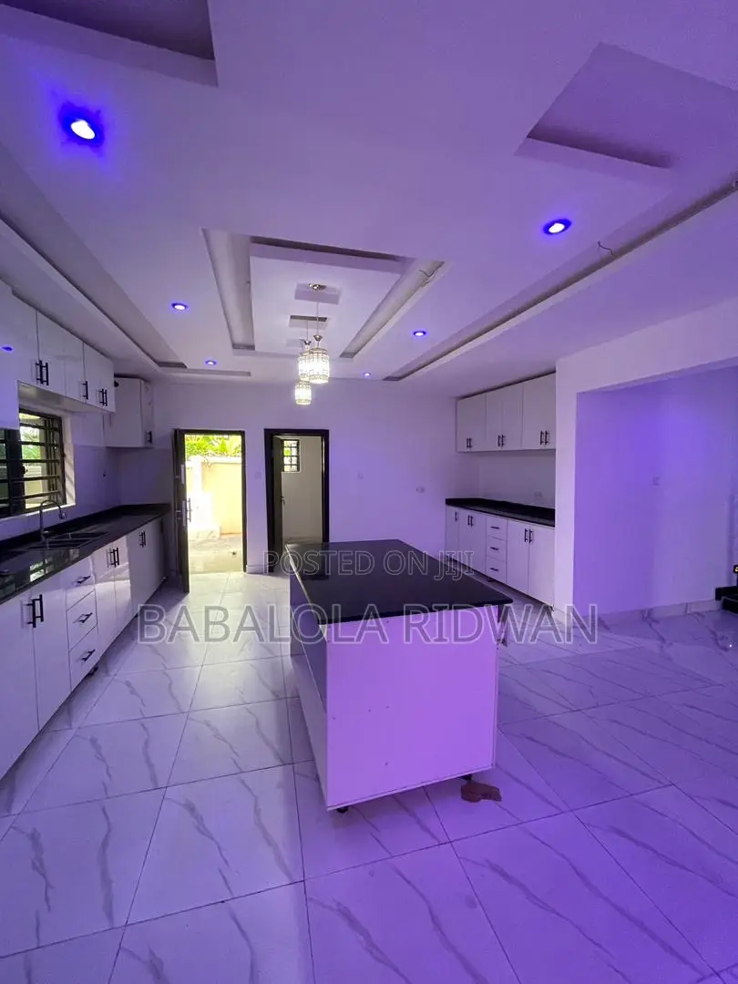 5bdrm Duplex in Oluyole Estate for sale in Oluyole Estate