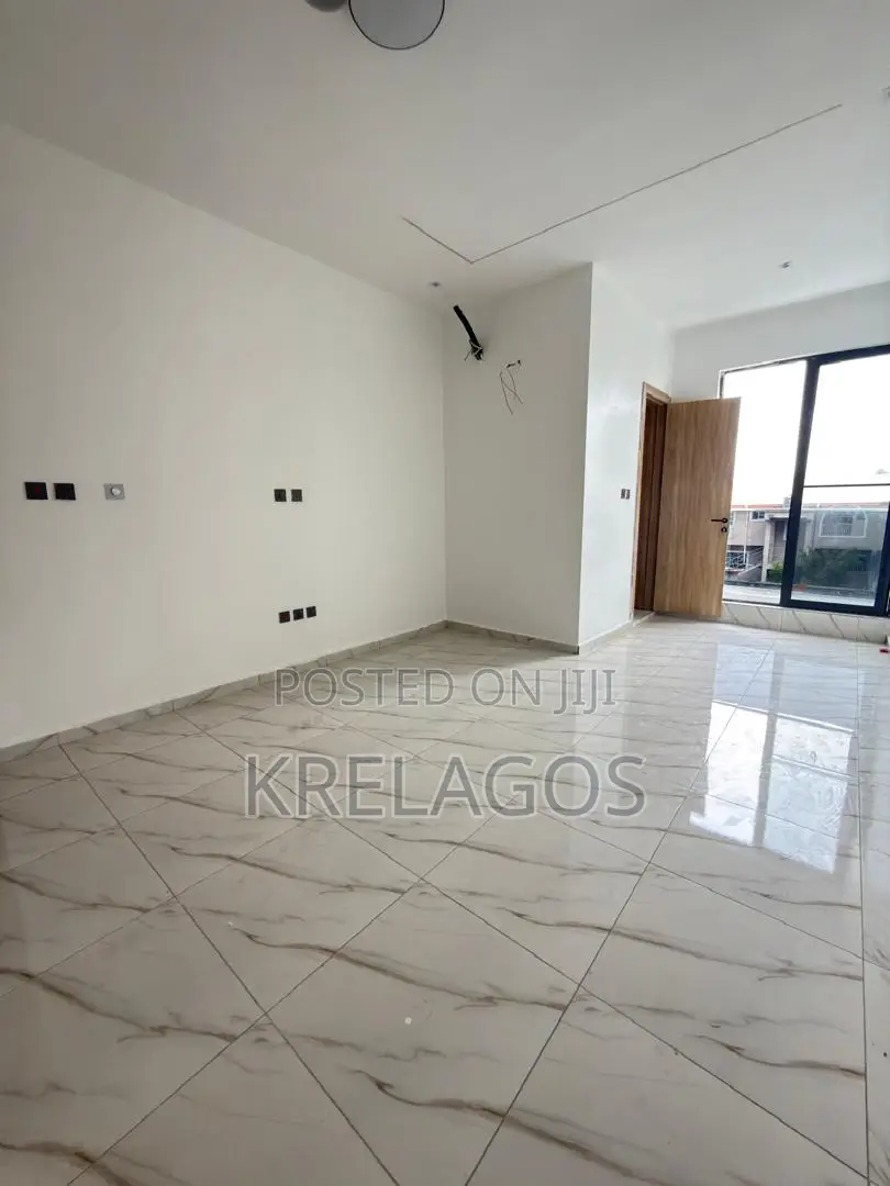 2bdrm Apartment in Igbo-efon for sale in Igbo-efon