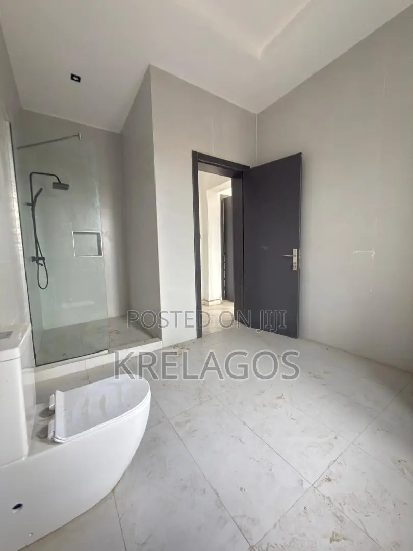 2bdrm Apartment in Igbo-efon for sale in Igbo-efon