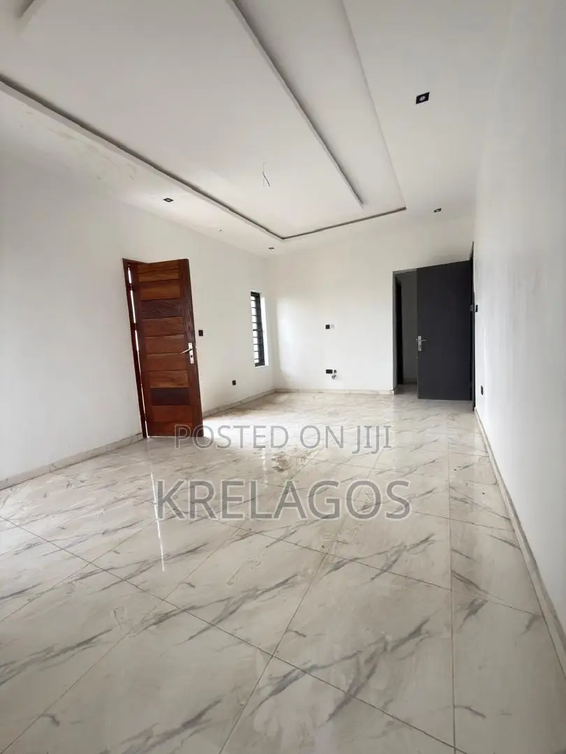 2bdrm Apartment in Igbo-efon for sale in Igbo-efon