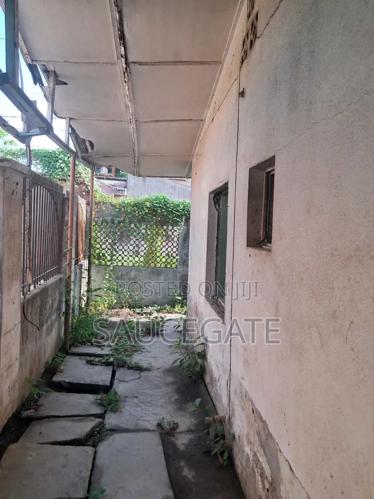 3bdrm Bungalow in Close 20 Satellite for sale in Satellite Town
