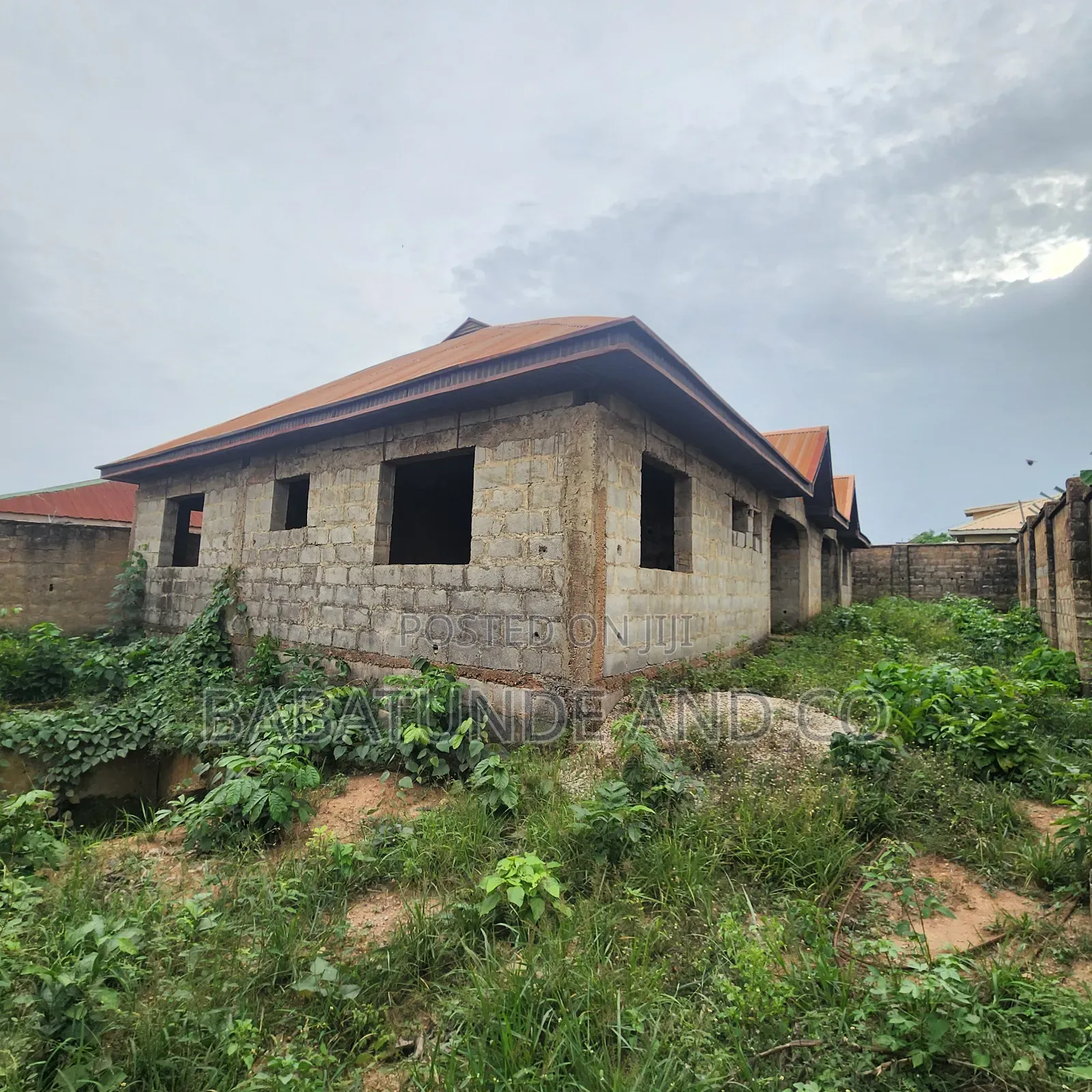 5bdrm Block of Flats in Oloogbo Ologuneru for sale in Ologuneru