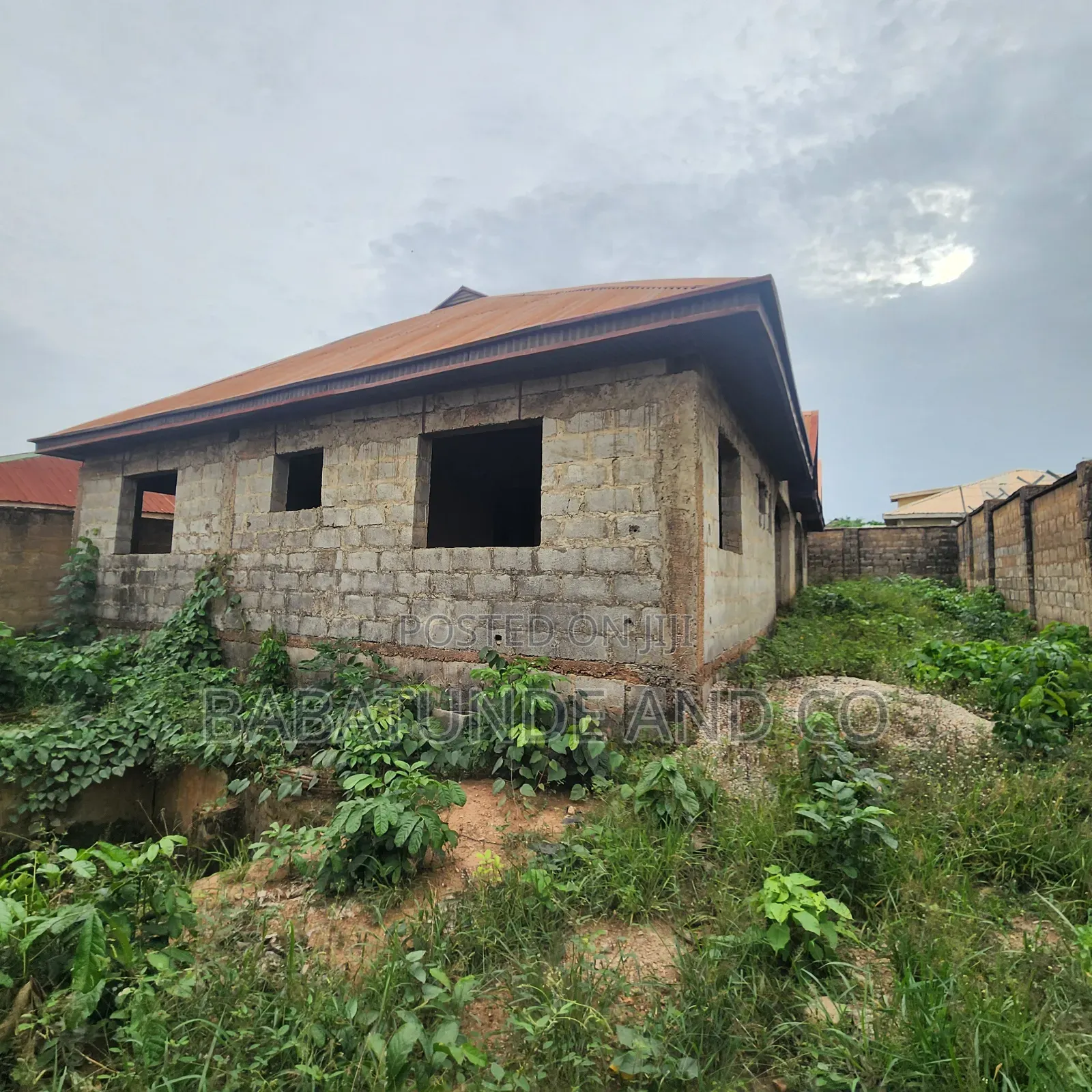 5bdrm Block of Flats in Oloogbo Ologuneru for sale in Ologuneru