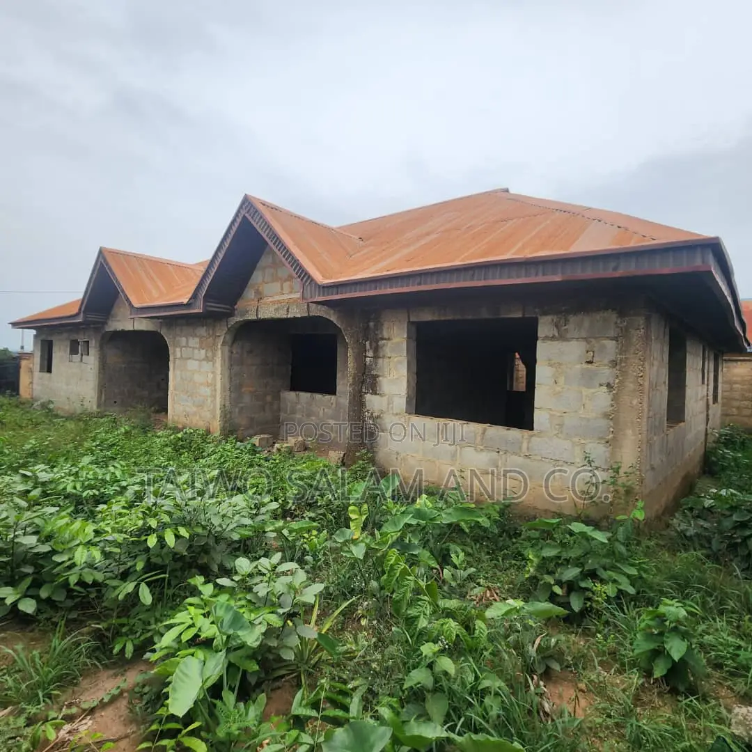 3bdrm Bungalow in Ologuneru for sale in Ologuneru