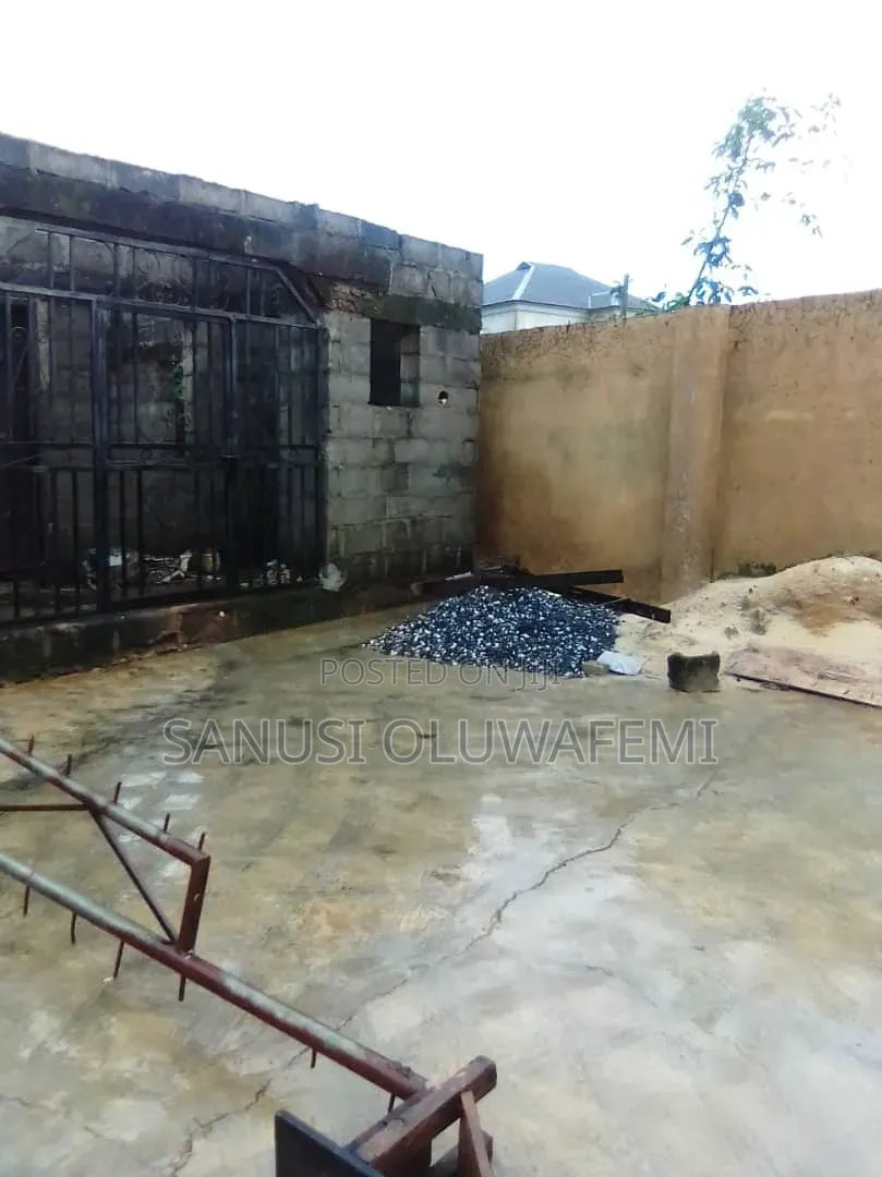 5bdrm Bungalow In Igbogbo For Sale in Igbogbo