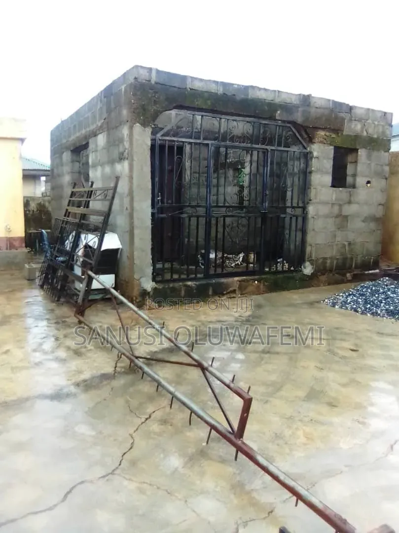 5bdrm Bungalow In Igbogbo For Sale in Igbogbo