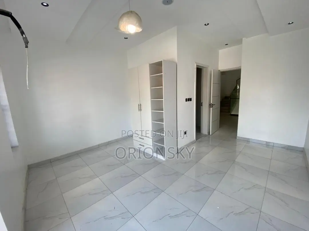 Furnished 5bdrm Duplex in Chevron for sale in Chevron
