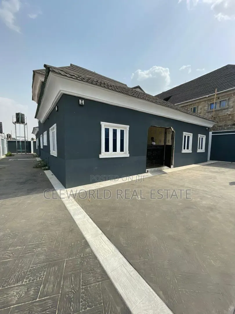 5bdrm Bungalow in Akoto Estate Elebu, Akala Express for sale in Akala Express