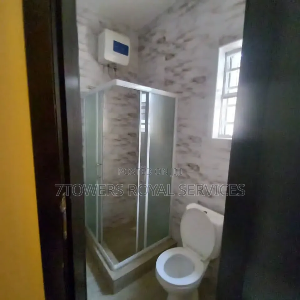 4bdrm Duplex in Orchid Road, Chevron for sale in Chevron