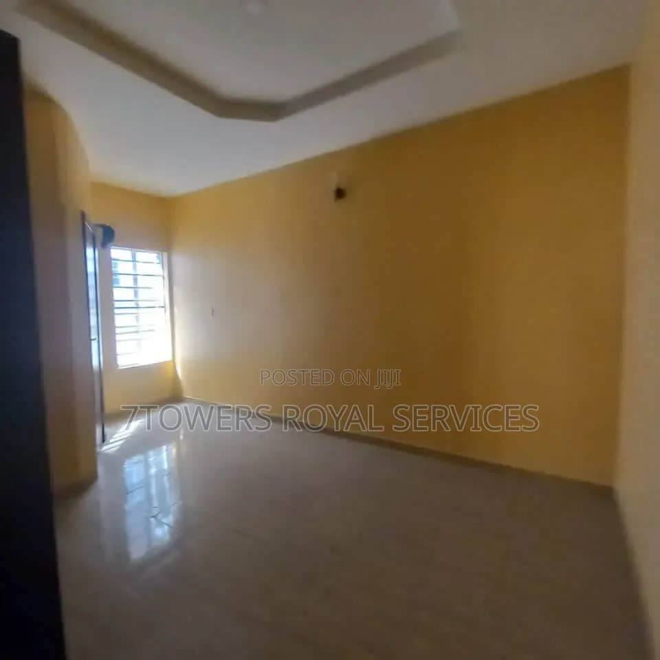 4bdrm Duplex in Orchid Road, Chevron for sale in Chevron