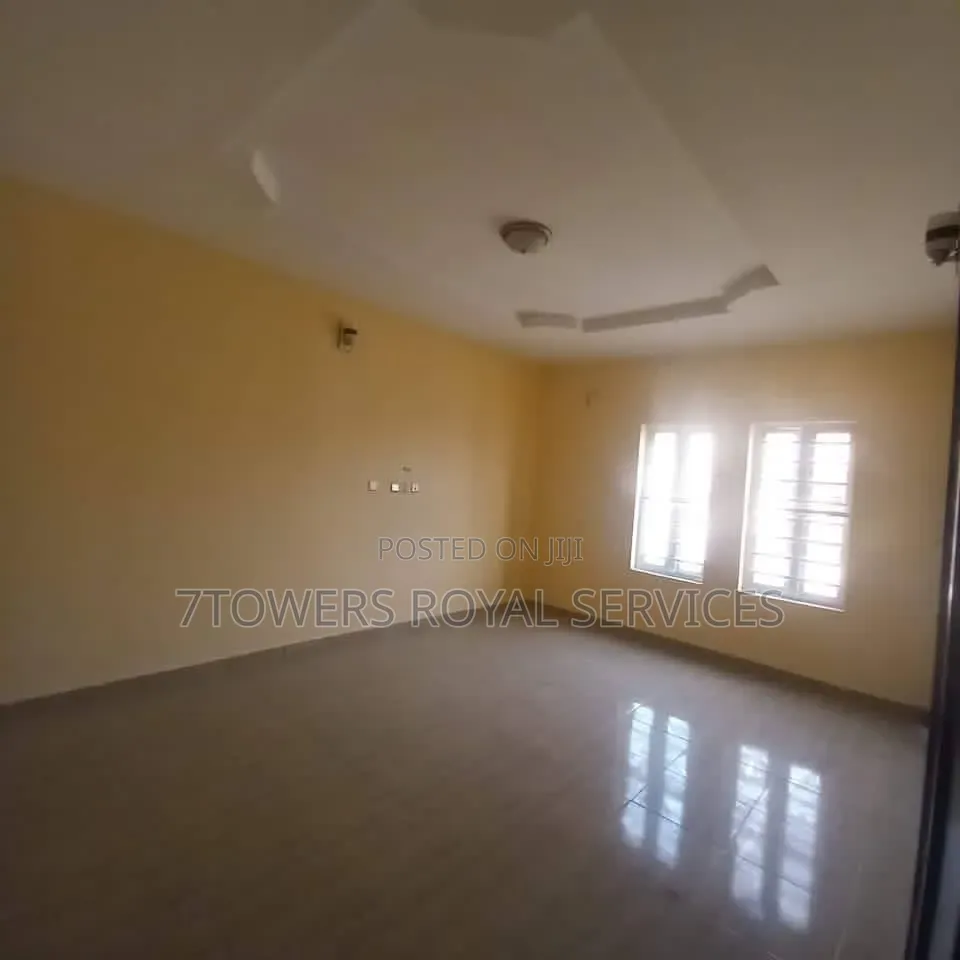 4bdrm Duplex in Orchid Road, Chevron for sale in Chevron