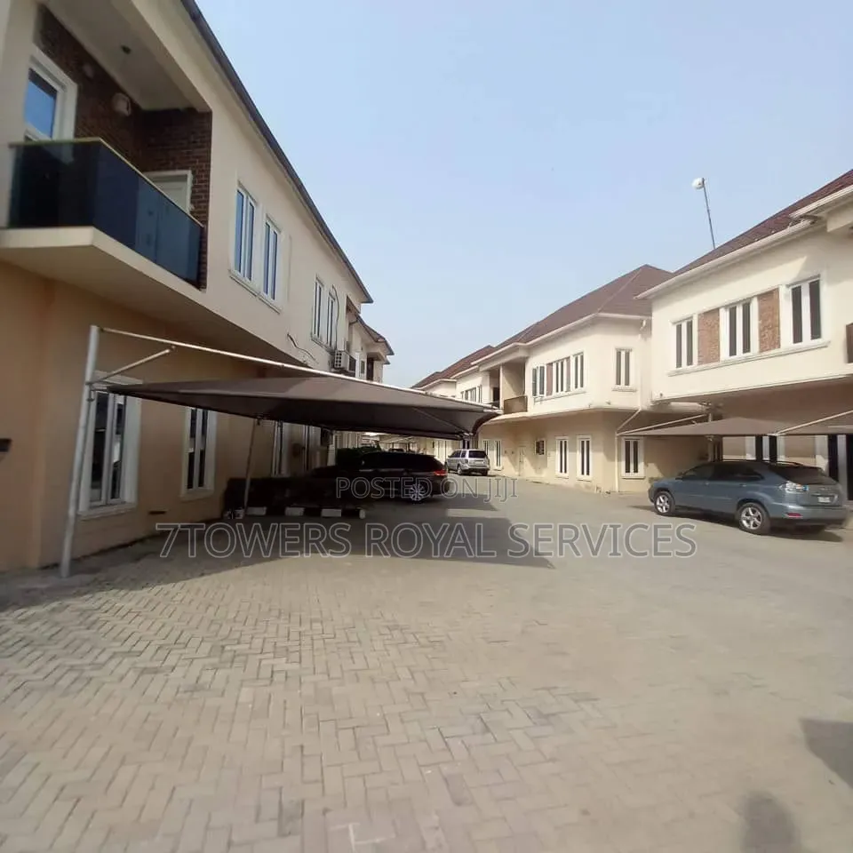 4bdrm Duplex in Orchid Road, Chevron for sale in Chevron