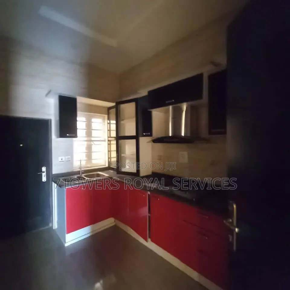 4bdrm Duplex in Orchid Road, Chevron for sale in Chevron