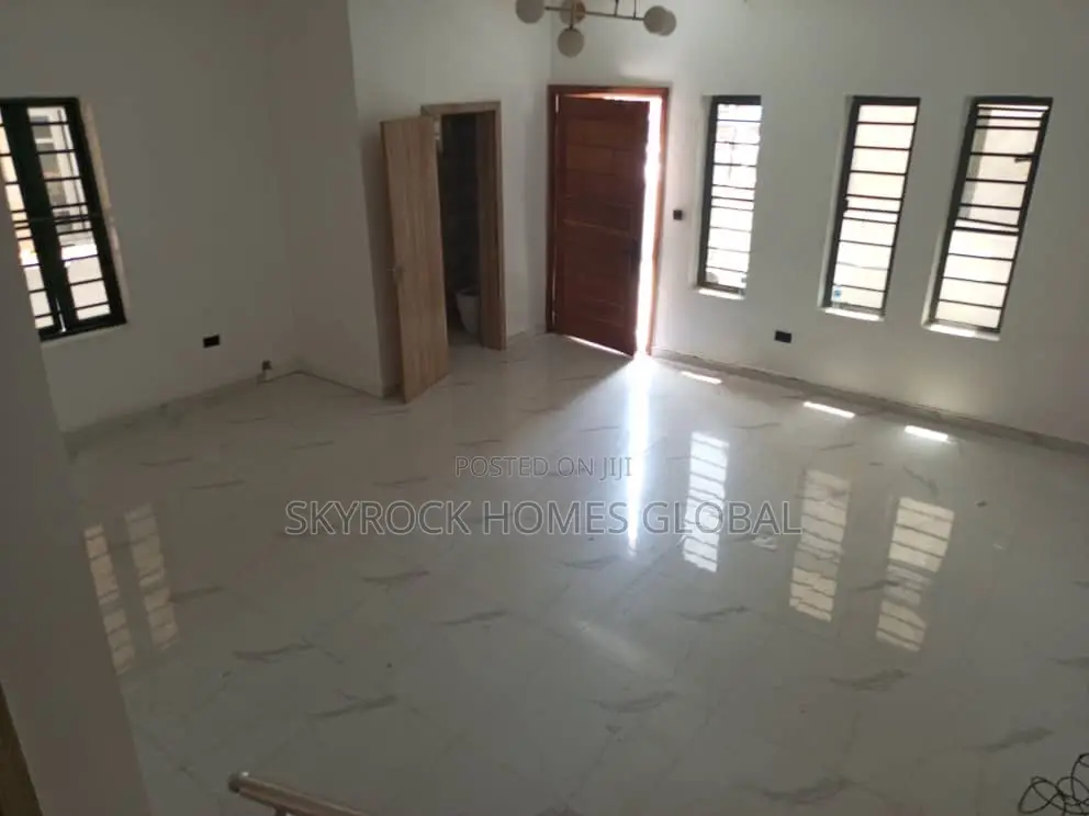 4bdrm Duplex in Idado for rent in Idado