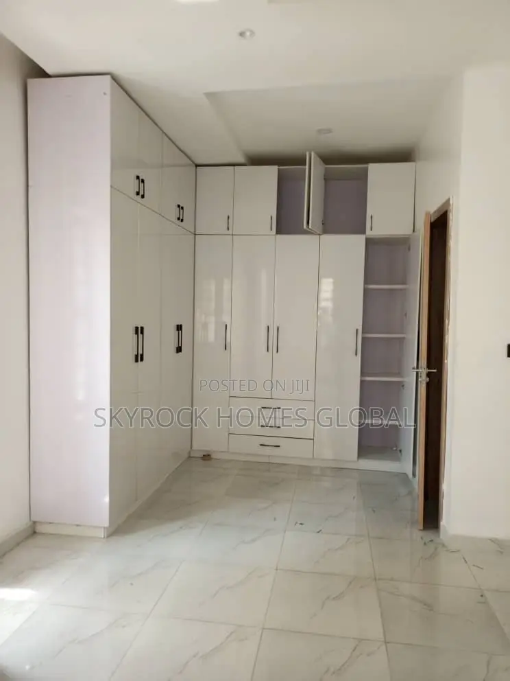 4bdrm Duplex in Idado for rent in Idado