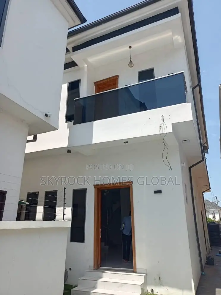 4bdrm Duplex in Idado for rent in Idado