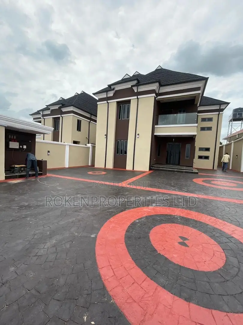 5bdrm Duplex in Malami Estate for sale in Oluyole Estate