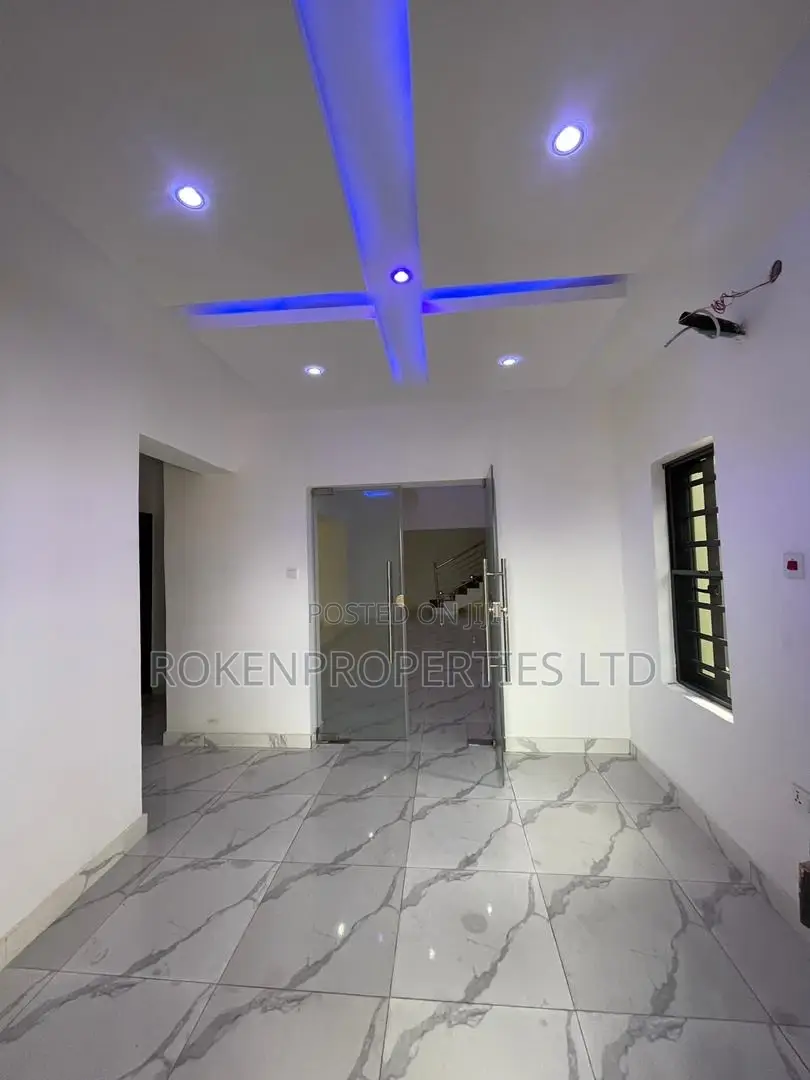 5bdrm Duplex in Malami Estate for sale in Oluyole Estate