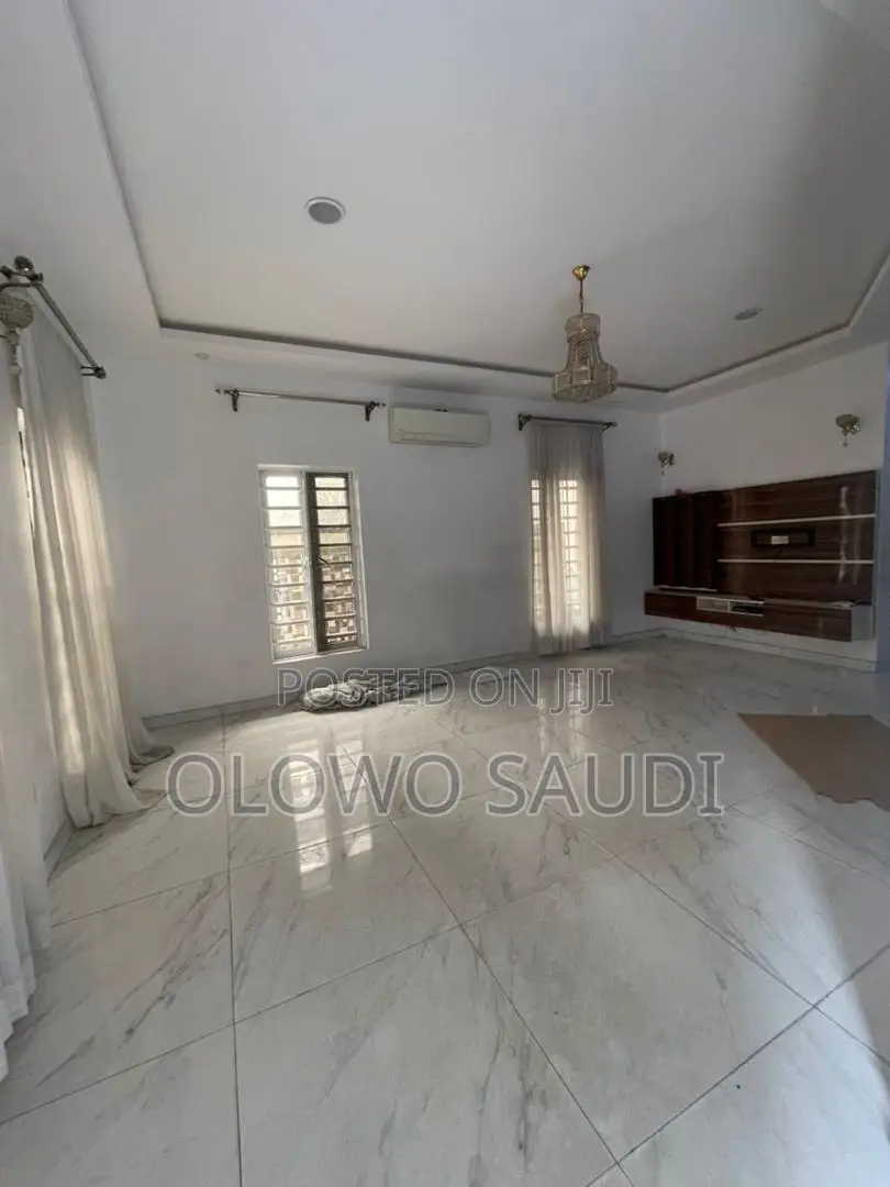 5bdrm Duplex in Chevron for rent in Chevron