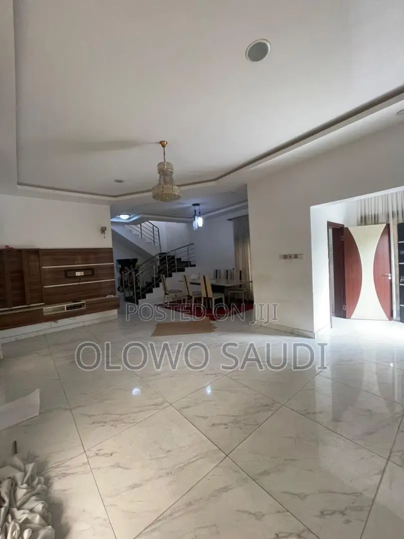 5bdrm Duplex in Chevron for rent in Chevron
