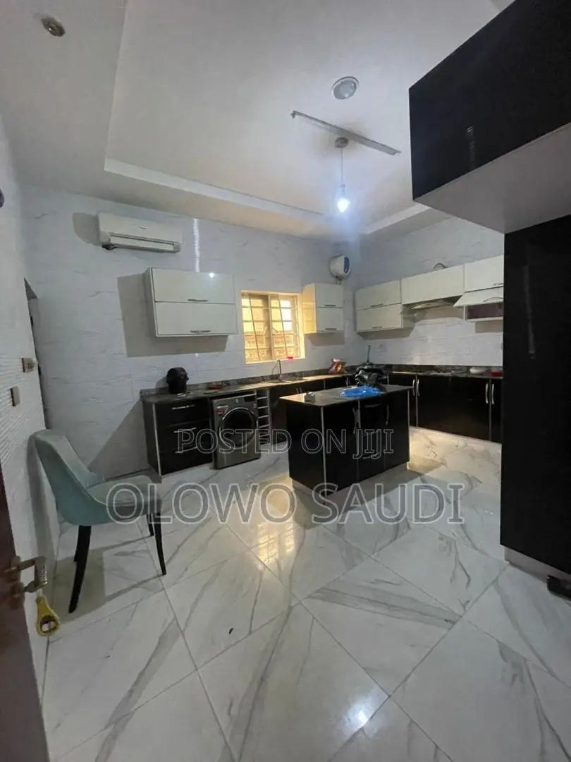 5bdrm Duplex in Chevron for rent in Chevron
