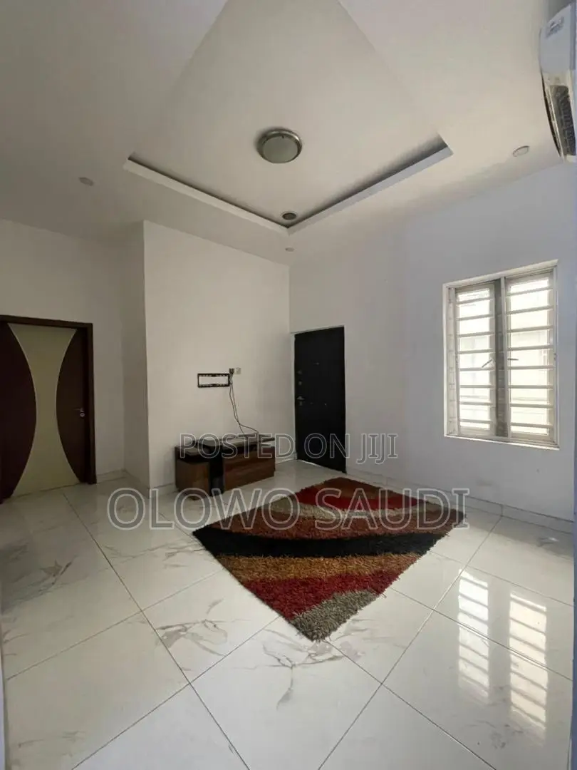 5bdrm Duplex in Chevron for rent in Chevron