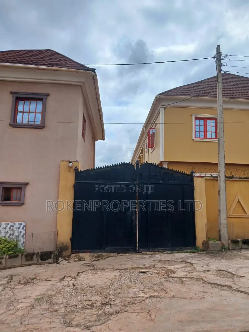 3bdrm Block of Flats in Elewuro, Akobo for sale in Akobo