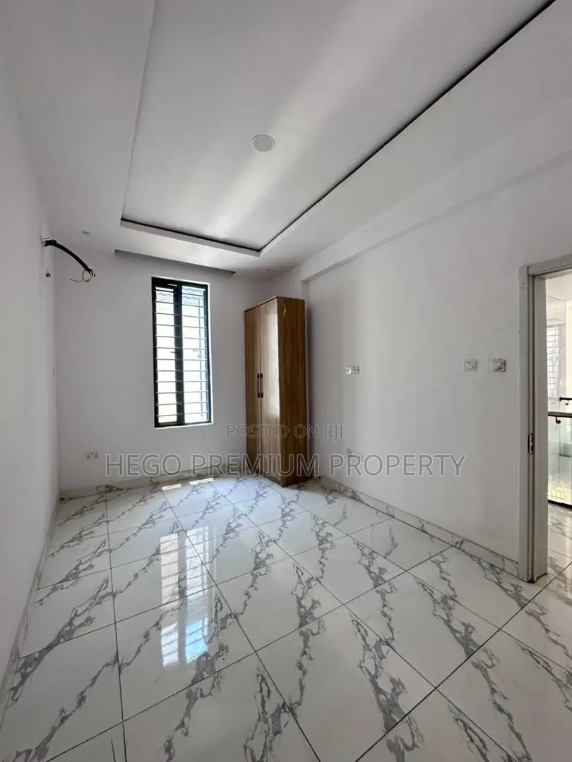 4bdrm Apartment in Ologolo Lekki With for sale in Ologolo