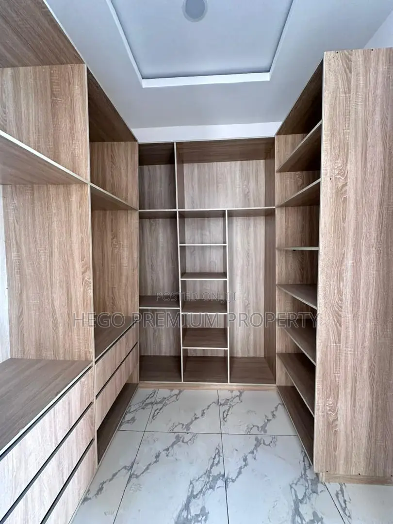 4bdrm Apartment in Ologolo Lekki With for sale in Ologolo