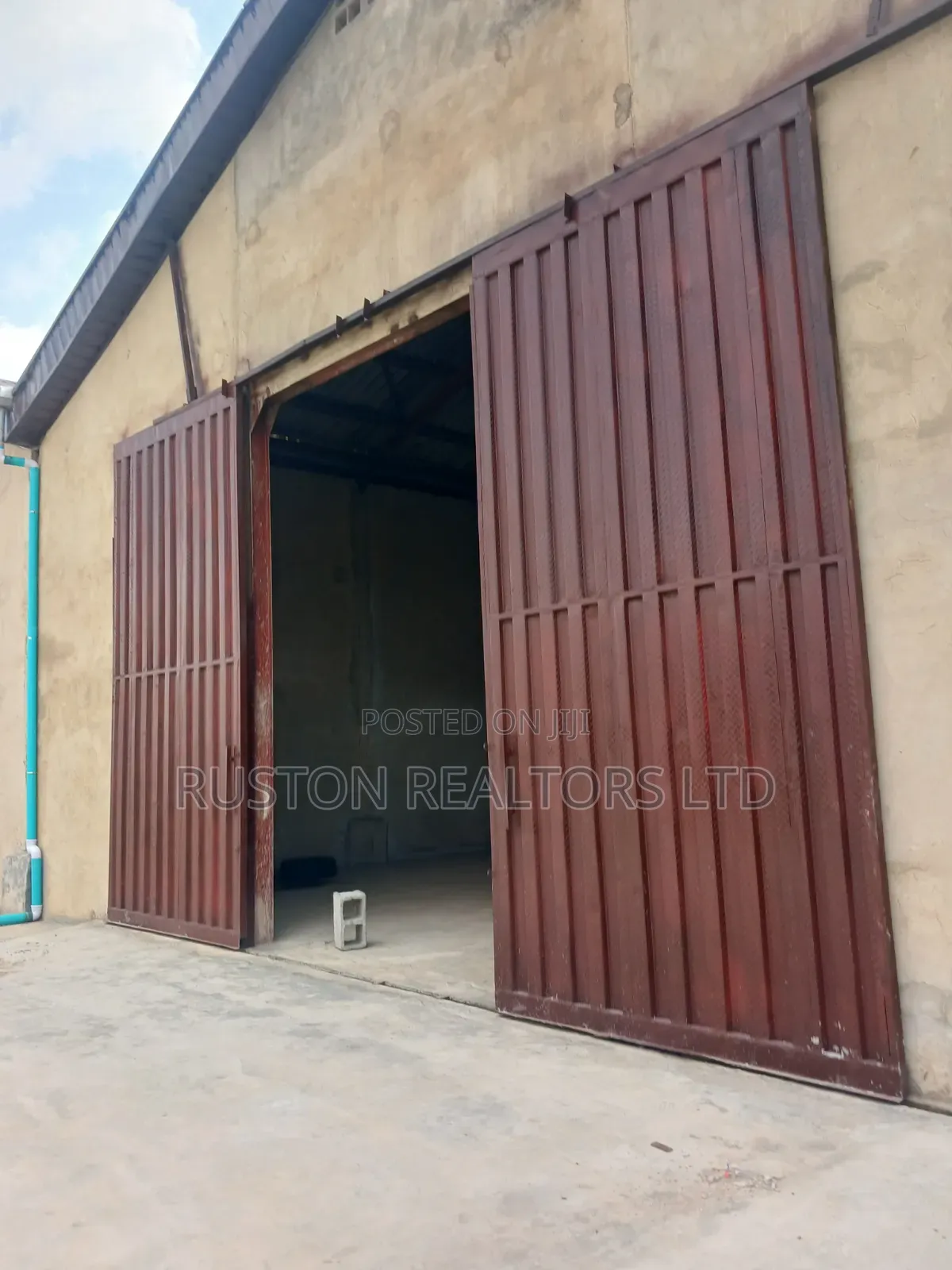 Warehouse Measuring About 1,800sm in CHallenge / Ibadan