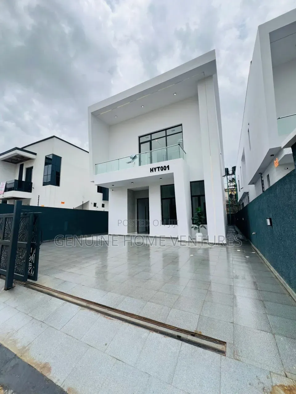 5bdrm Duplex in Chevron for sale in Chevron