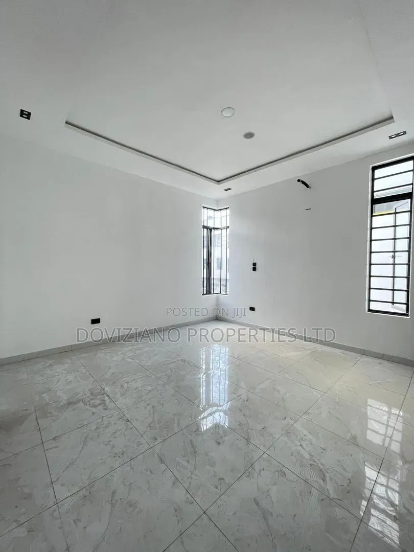 5bdrm Duplex in Ikota for sale in Ikota