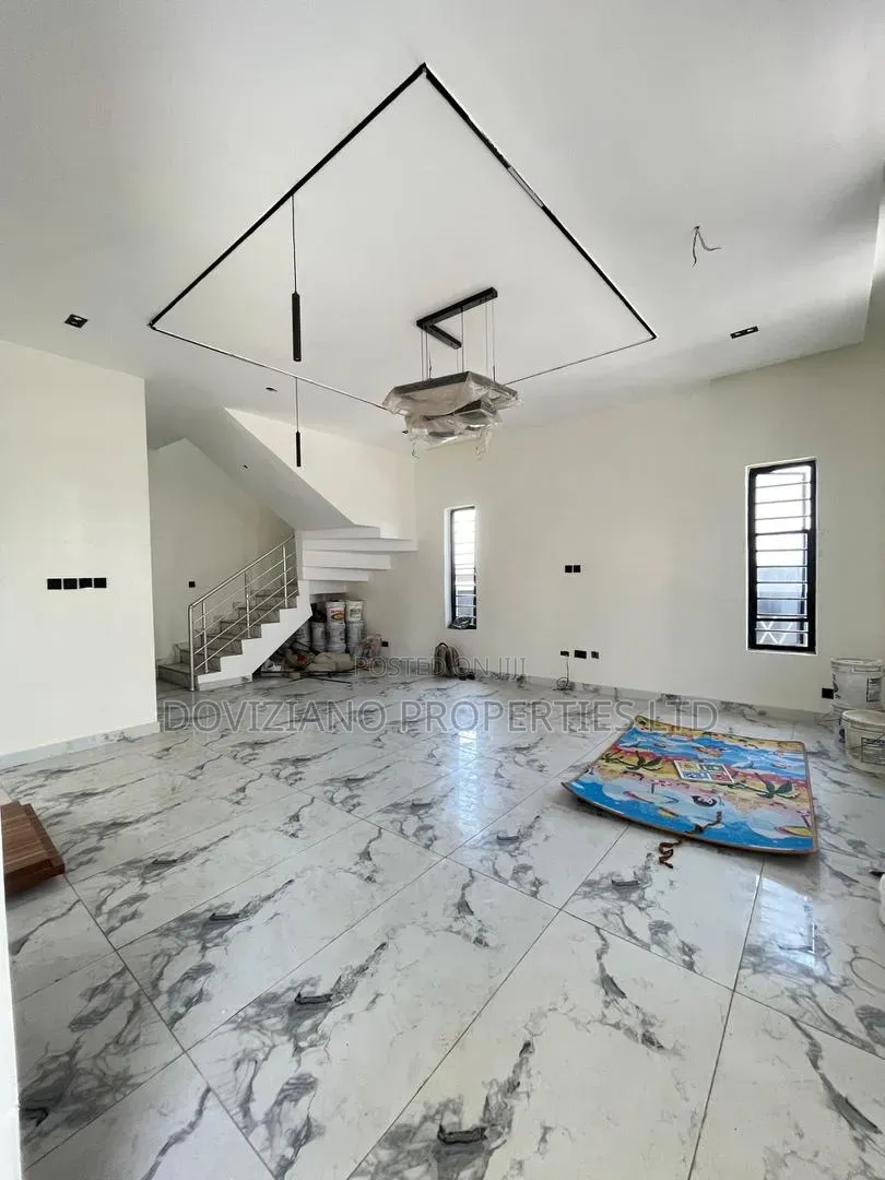 5bdrm Duplex in Ikota for sale in Ikota